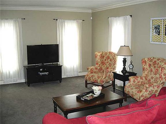 3rd image of 2546 Densmore Dr