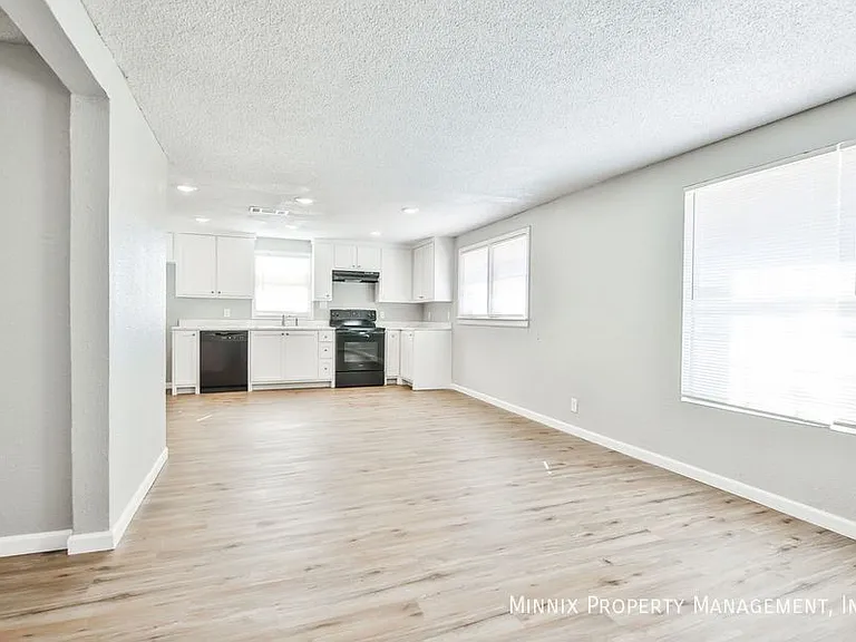 1300 S 11th St — Photo 11