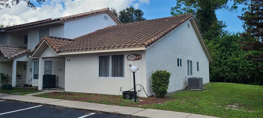 3 bed, 2.0 bath, 1169 sqft, $2,000 — Photo 2
