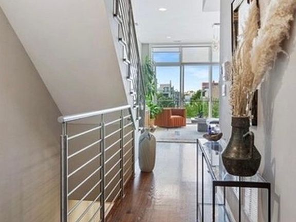 5th image of 927 N Hermitage Ave #3
