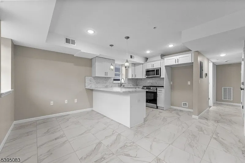 2 bed, 1.0 bath, 750 sqft, $2,200 — Photo 4