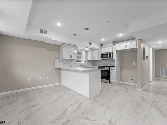 4th image of 24 Garibaldi Ave Floor 1