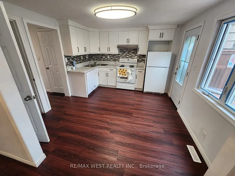 10658 Atwater Cres — Photo 12