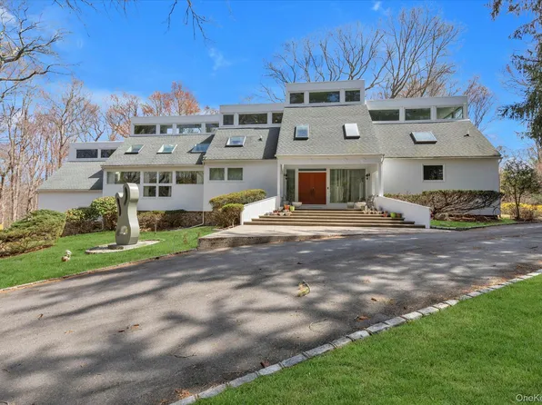 16 Serein Court, Syosset, NY 11791