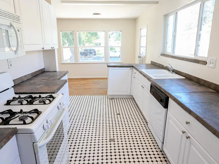 19422 Archwood St — Photo 16