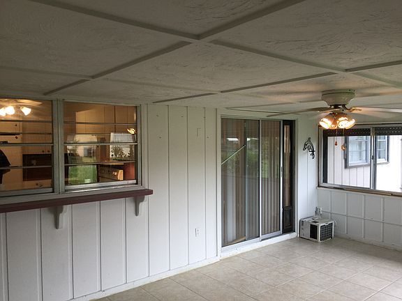 Florida room w/kitchen pass