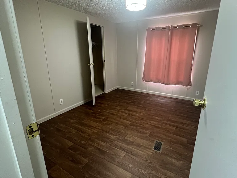2652 Riverside Dr — Photo 2