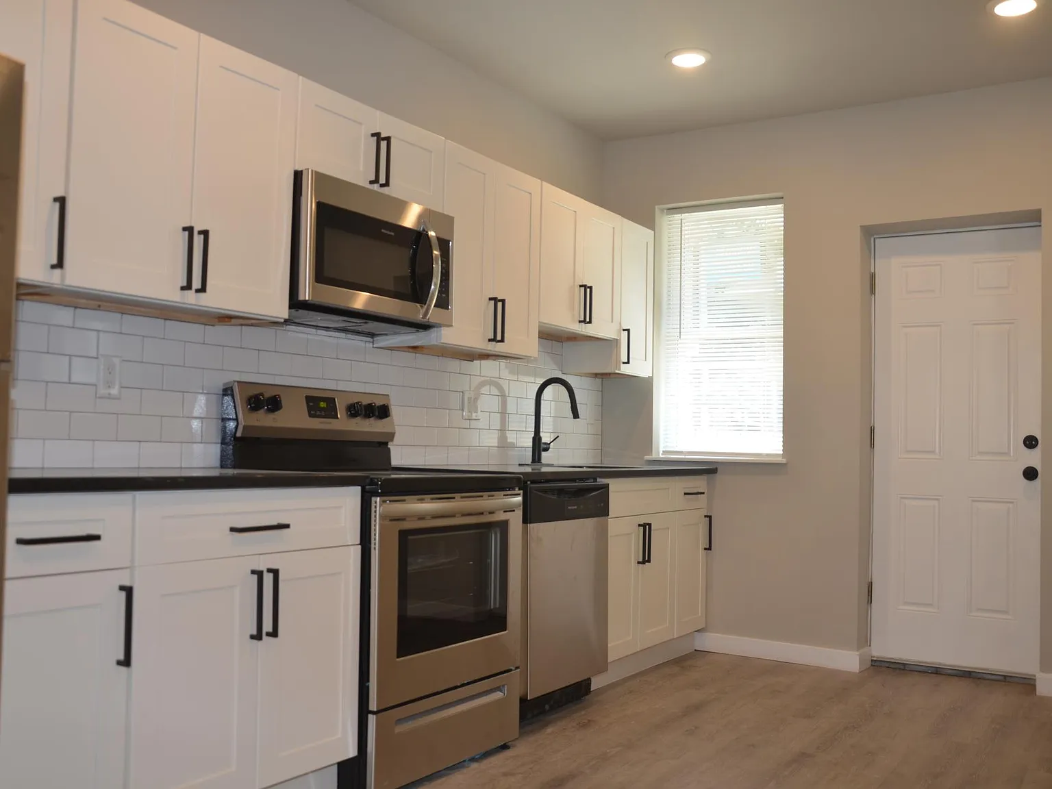 3 bed, 1.5 bath, 1128 sqft, $1,845 — Photo 2