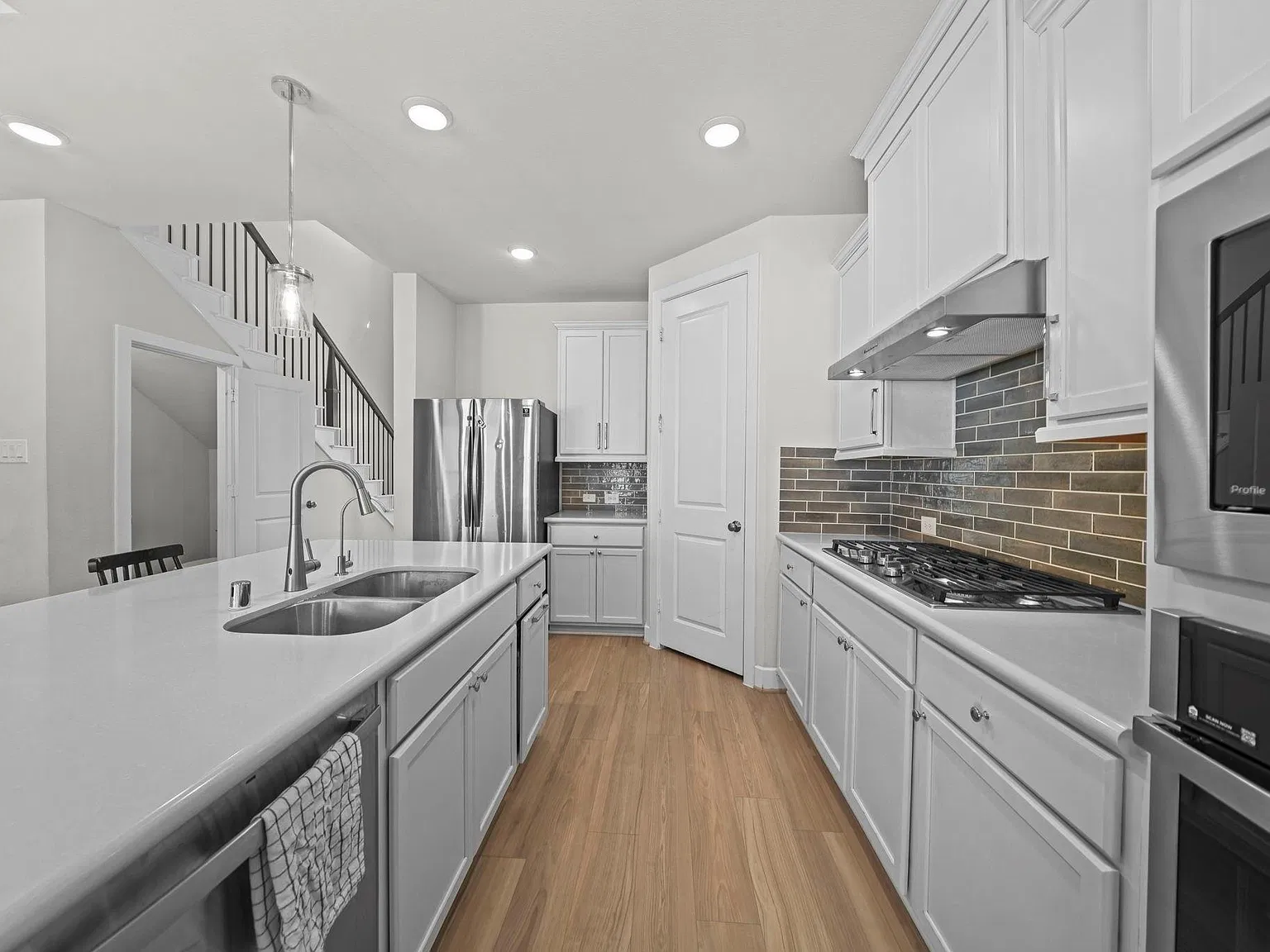 4 bed, 3.5 bath, 2384 sqft, $2,950 — Photo 4