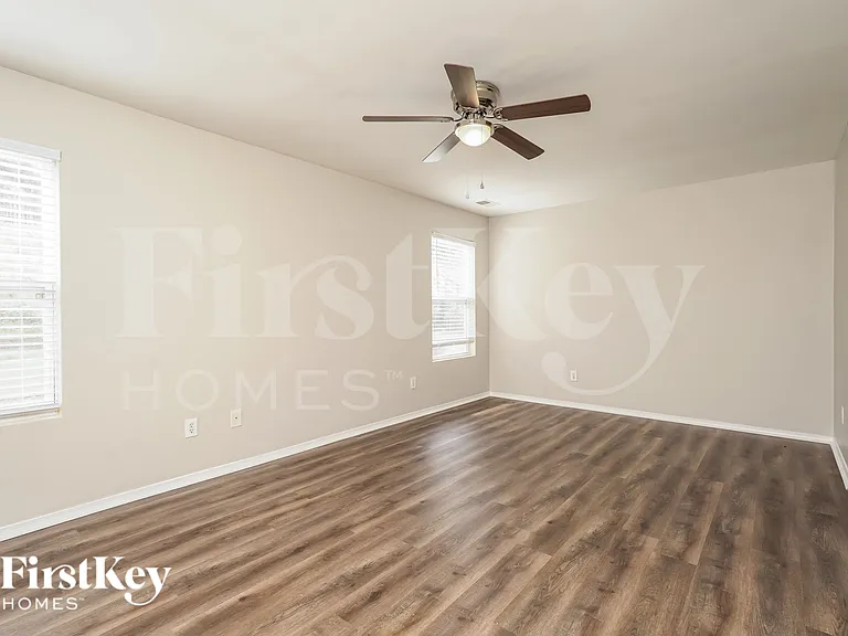 520 Martha Ct — Photo 8