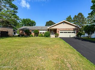 7 Compass Ct, Albany, NY 12205