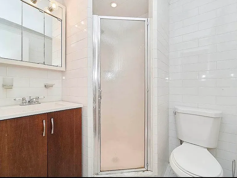 621 W 51st St #4E — Photo 5