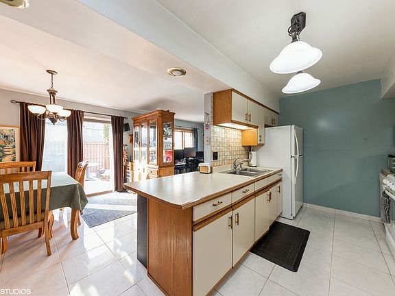 5th image of 615 Nelson Ln