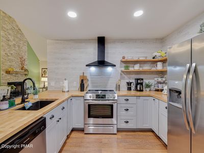 341 Arapaho Dr, Pocono Lake, PA, 18347