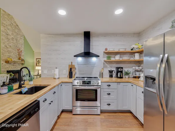 341 Arapaho Dr, Pocono Lake, PA 18347
