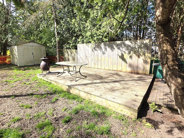 256 Edinburgh St — Photo 12