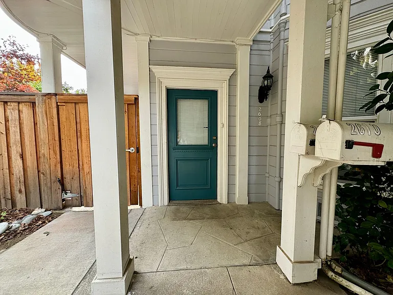 2608-2610 I Street — Photo 2