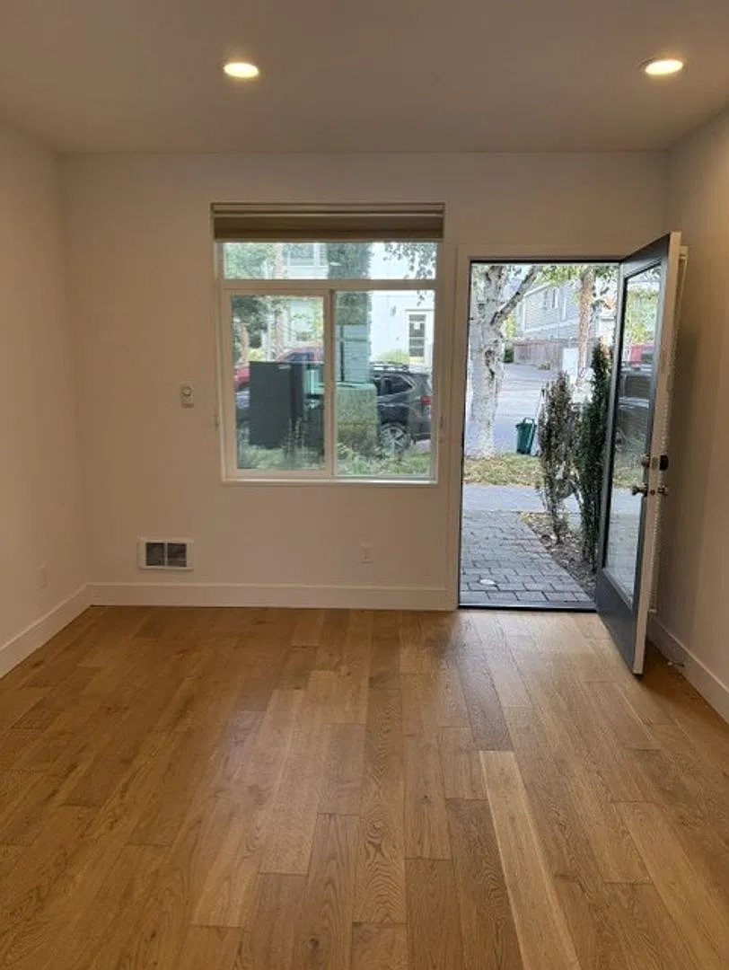 Luxury Ballard Townhome W High End Finishes, Views & Easy Commute! — Photo 4