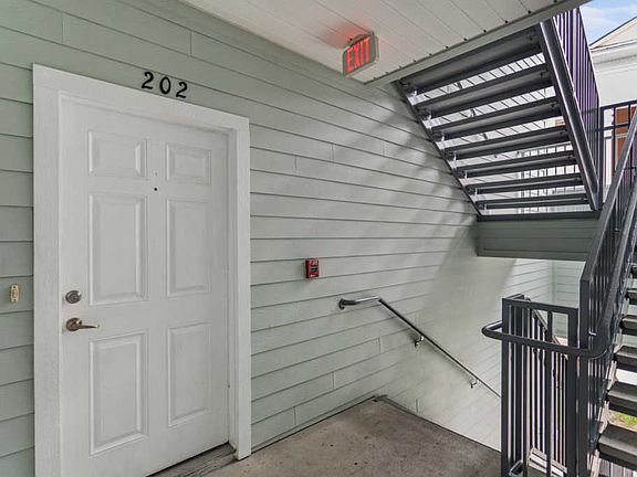 3rd image of 5006 Key Lime Dr Unit 202