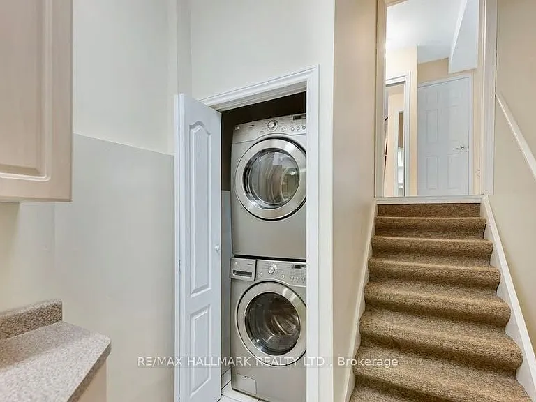 166 Sail Cres #LOWER — Photo 2