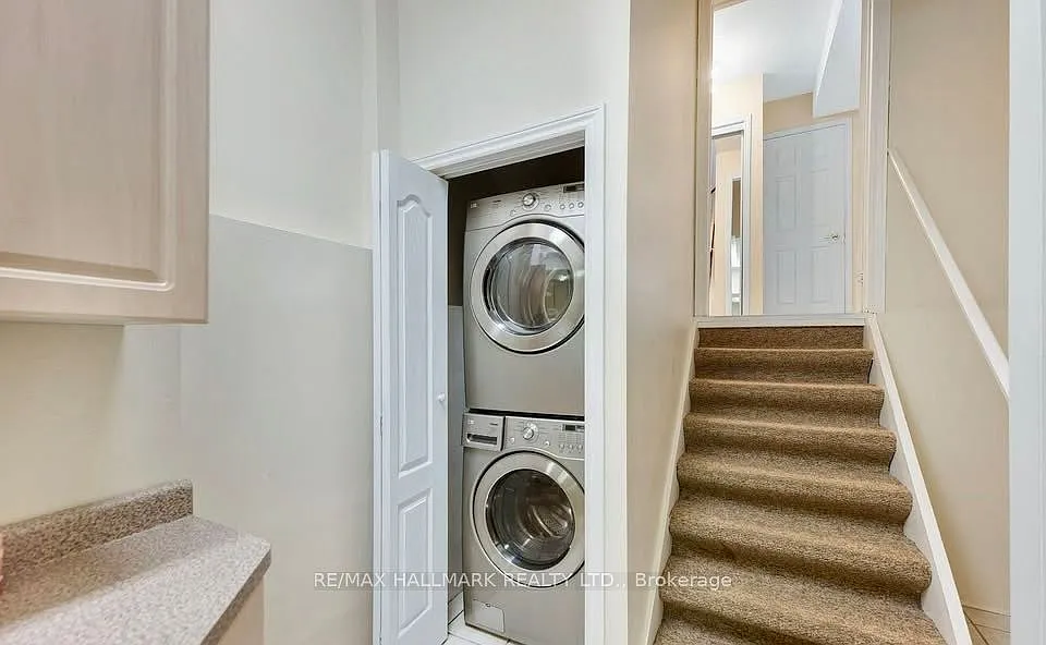 Building Photo - 166 Sail Cres #LOWER