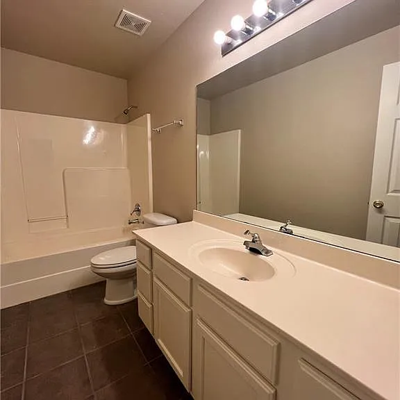1102 SW Tunbridge Dr — Photo 8