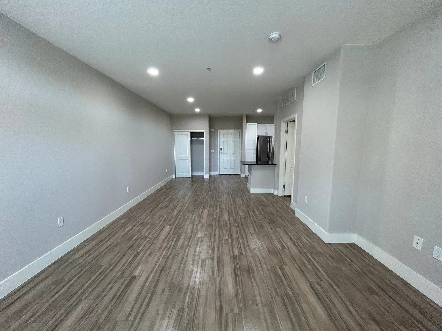 1 bed, 910 sqft, $3,713 — Photo 4