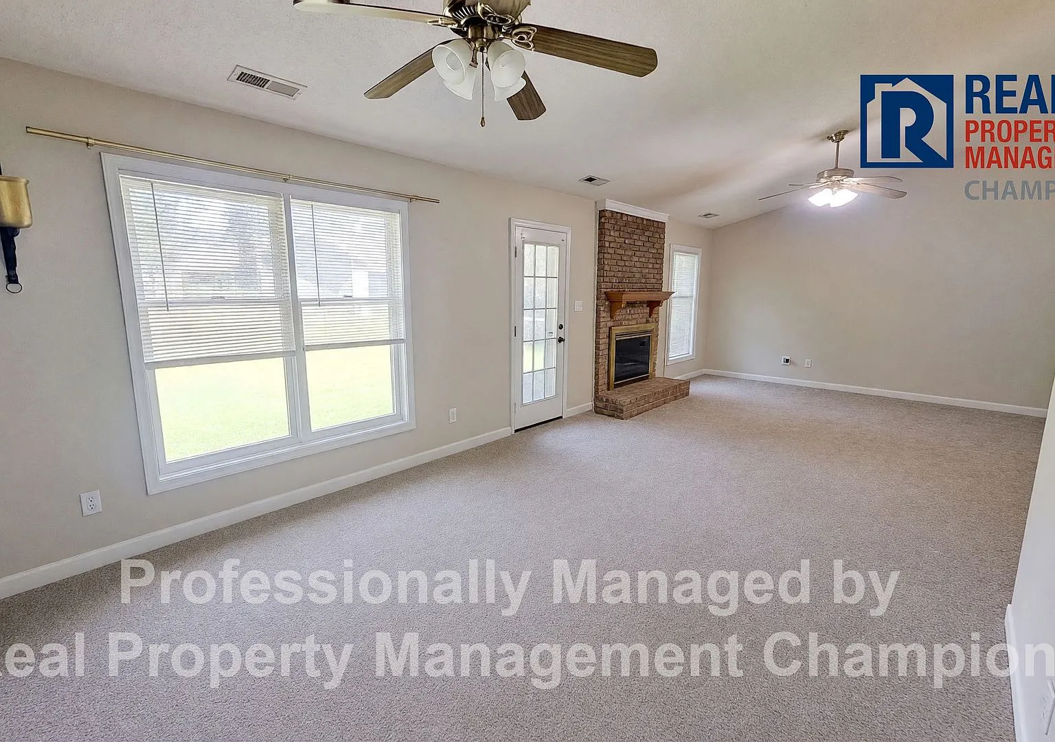 3 BD/2 BA Home on Cul-de-Sac w/Fireplace, Fenced Yard, Attached Garage Near Camp Lejeune — Photo 3