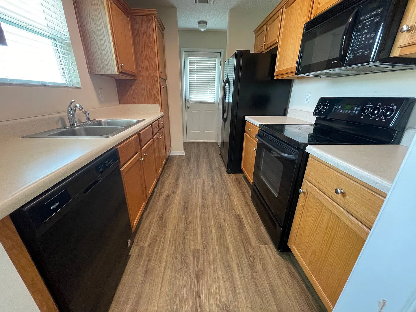 1/2 Off Deposit Special! Bridgewater Home Pre-Leasing For August 2 2027! Fenced In Backyard! — Photo 3