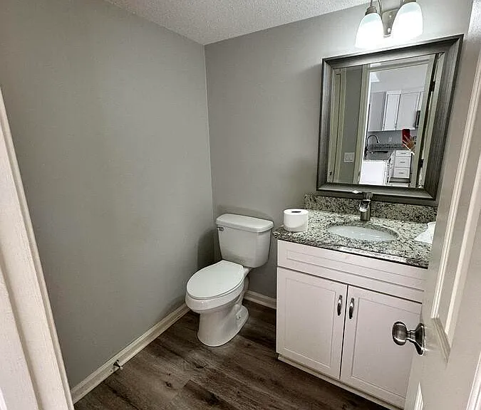 1062 Fairfax Dr — Photo 4