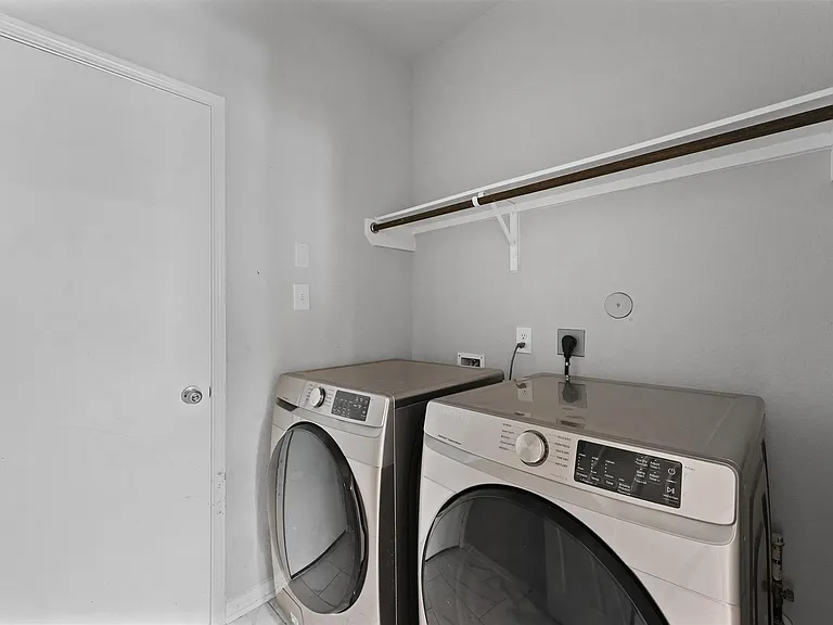 5443 Grand View Dr — Photo 4