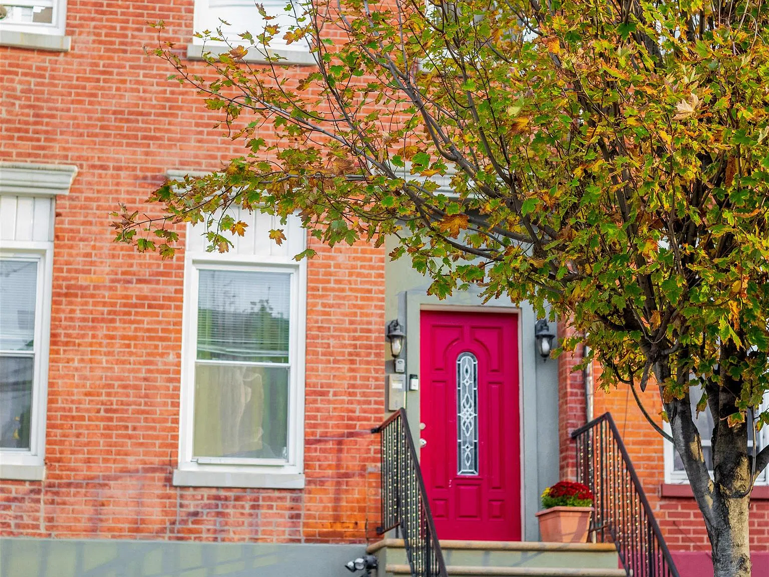 2 bed, 1.0 bath, 650 sqft, $2,300 — Photo 1