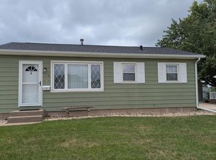 3010 Greenbrier Dr, Bettendorf, IA 52722