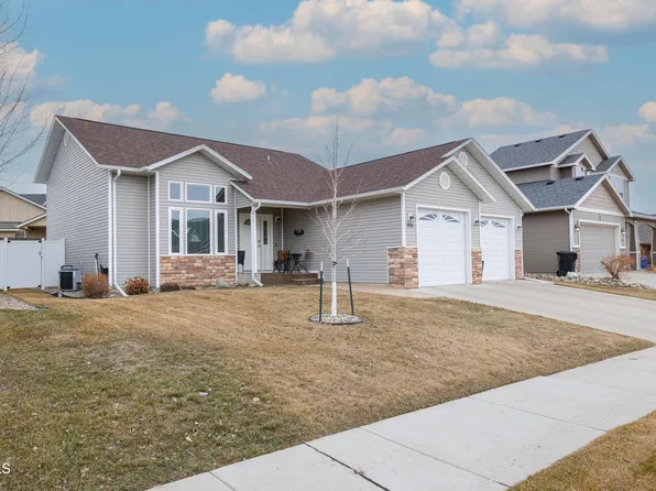 1906 Timbers St W, Williston, ND 58801