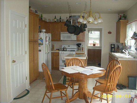 Kitchen / eat area / laundry