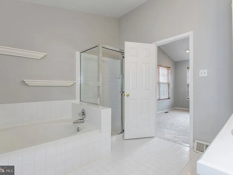 105 Farrington Ct — Photo 22