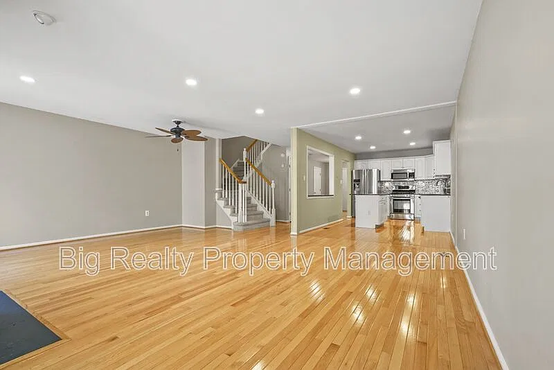 3 bed, 2.5 bath, 2315 sqft, $2,800 — Photo 4