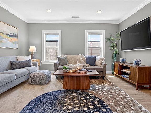 3rd image of 614 Bennington St #3
