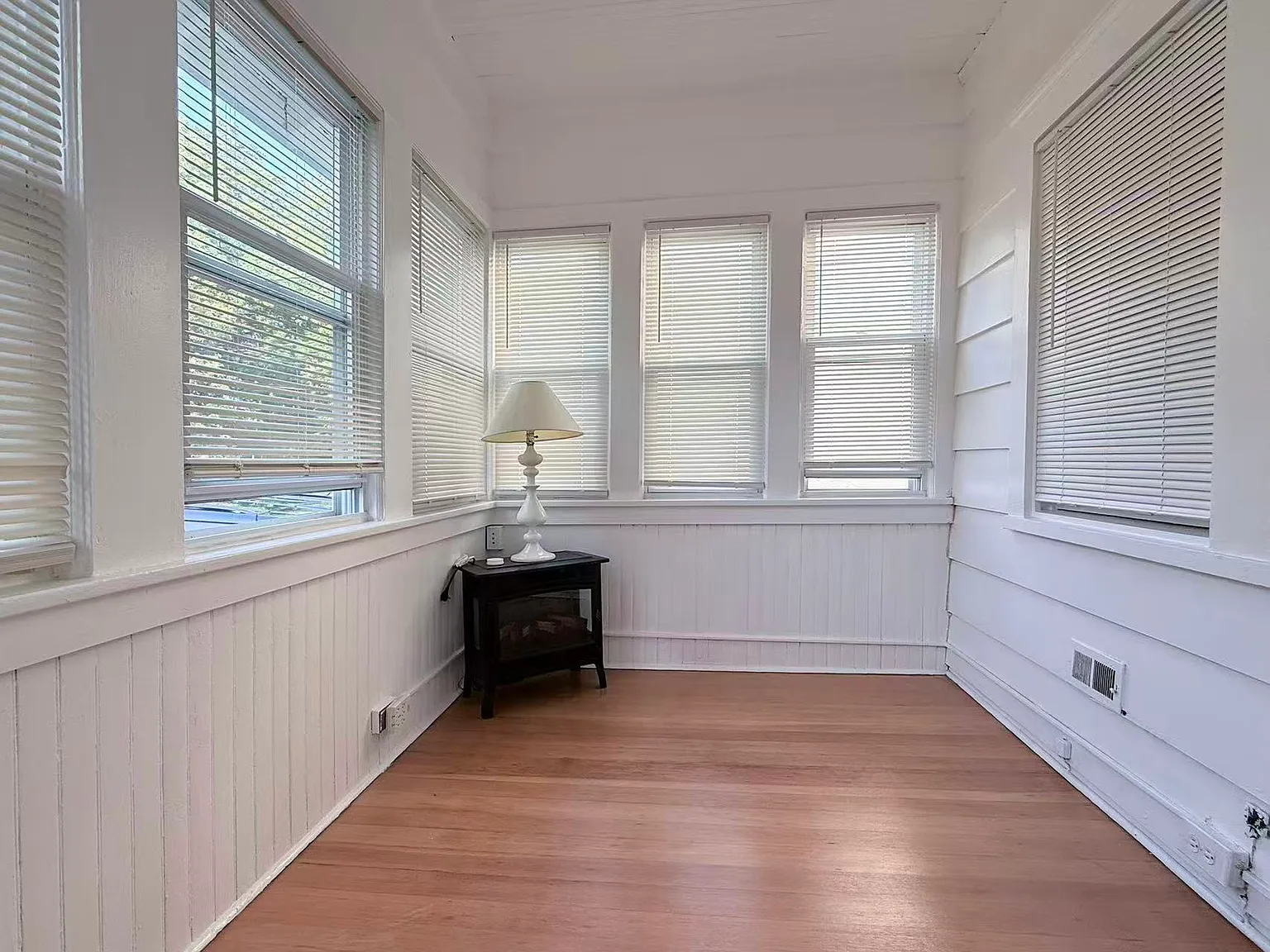 3 bed, 1123 sqft, $3,995 — Photo 4