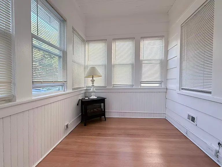 2 Valois Pl — Photo 4