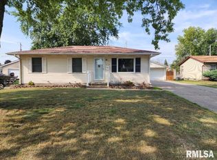 718 Middle Rd, Camanche, IA 52730