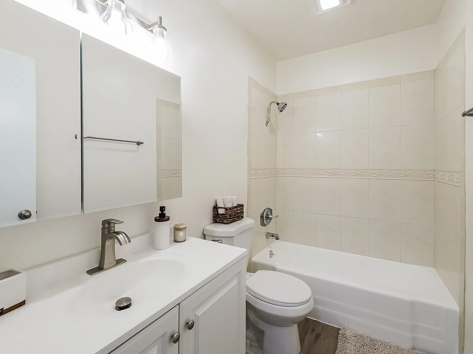 2 bed, 900 sqft, $2,450 — Photo 2