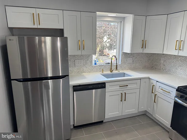126 N Madison Ave — Photo 12