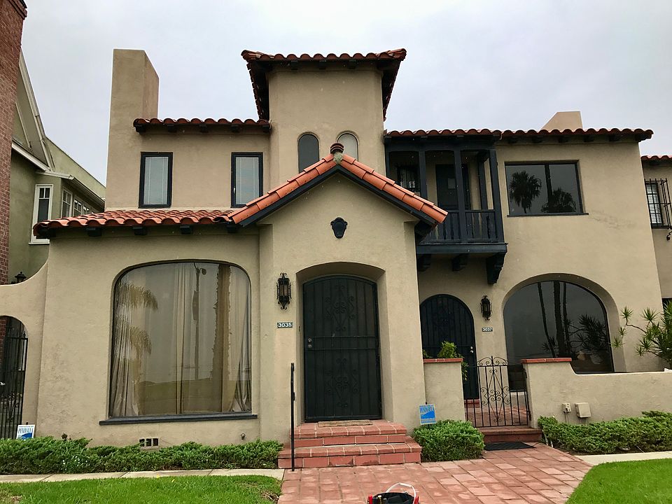 Classic duplex on Ocean Blvd in the Bluff Park Historic District. 3 Bedrooms + 1 and 1/2 baths. (3037 is on the right side)