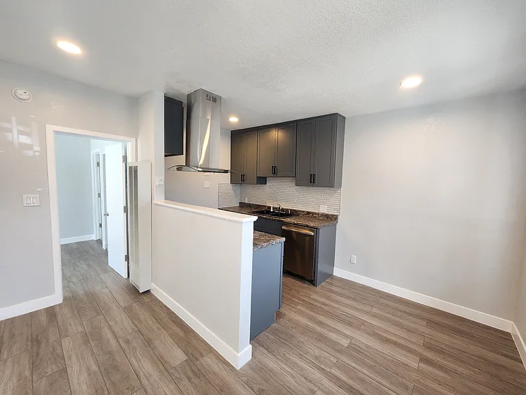 1605 Torrance Blvd — Photo 2