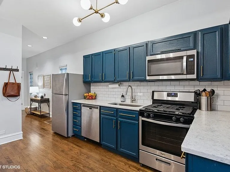 1919 N Wood St #1R — Photo 9