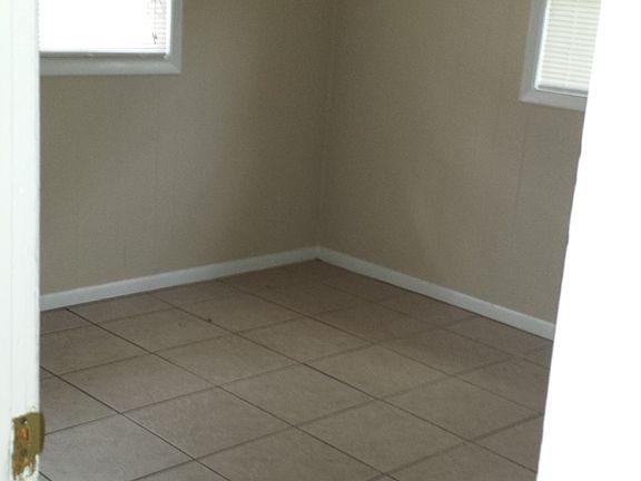 2nd image of 1407 E Poinsettia Ave