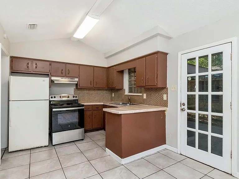 1517 Colgin St — Photo 14