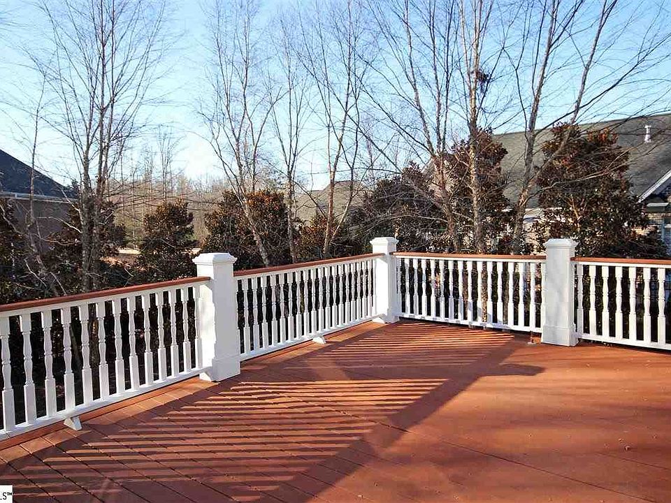 2nd image of 104 Breeds Hill Way