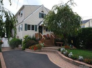 2930 Bellaire St, Wantagh, NY 11793